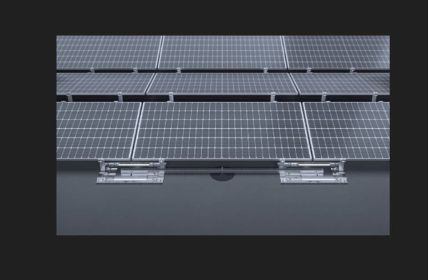 Kompaktflaches Montagesystem unterstützt Großmodule und reduziert Montageaufwand erheblich signifikant Innovative kompakte werkzeuglose Ein-Personen-PV-Montage ermöglicht schnelle Installation auf (Foto: OCOMPACT Europe GmbH)