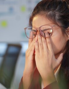 Was hilft gegen Augenschmerzen? (Foto: AdobeStock - Crystal - 1339129623)