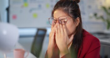 Was hilft gegen Augenschmerzen? (Foto: AdobeStock - Crystal - 1339129623)