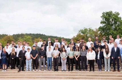Mario De Marco berichtet Azubi betont Teamgeist für Erfolg 85 starten duales Studium und Ausbildung bei Friedhelm Loh (Foto: Friedhelm Loh Group)