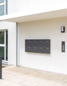 Passgenaue Briefkastenanlagen für bis zu fünfzehn Parteien mit (Foto: Max Knobloch Nachf. GmbH)