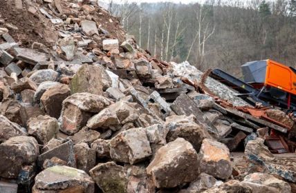 Betonrecycling mit ARJES COMPAKTOR 300 sowie TITAN 900 (Foto: ARJES GmbH)