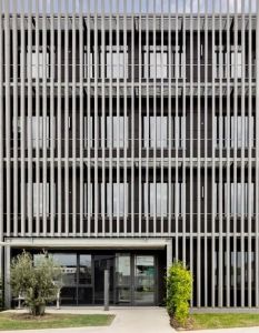 Donauwörther Bürogebäude vereint Holzlamellenfassade mit nachhaltiger Gebäudetechnik und (Foto: SCHÜCO International KG)