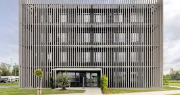 Donauwörther Bürogebäude vereint Holzlamellenfassade mit nachhaltiger Gebäudetechnik und (Foto: SCHÜCO International KG)