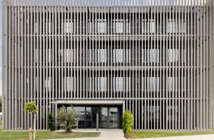 Donauwörther Bürogebäude vereint Holzlamellenfassade mit nachhaltiger Gebäudetechnik und (Foto: SCHÜCO International KG)