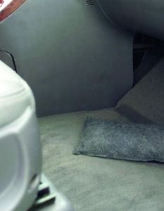 Effektiver Feuchtigkeitsschutz im Auto dank ThoMar wiederverwendbarer Entfeuchter-Kissen (Foto: ThoMar OHG)