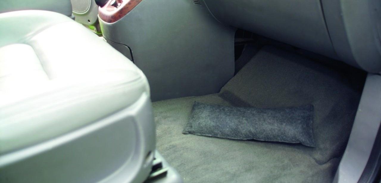 Effektiver Feuchtigkeitsschutz im Auto dank ThoMar wiederverwendbarer Entfeuchter-Kissen (Foto: ThoMar OHG)