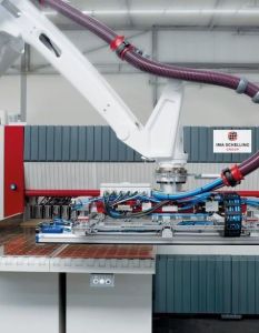 IMA Schelling automatisiert Plattenaufteilung mit Robot.work und Optonic (Foto: IMA Schelling Group)