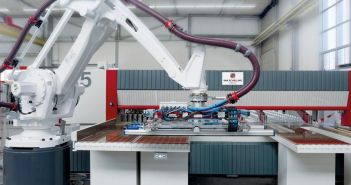 IMA Schelling automatisiert Plattenaufteilung mit Robot.work und Optonic (Foto: IMA Schelling Group)