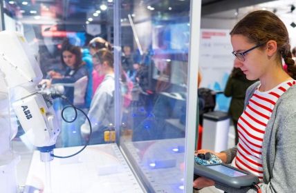 Obergeschoss Workshops: Blockprogrammierung AR User-Experience Design interaktive App-Entwicklung fördern Praxisnahe MINT-Berufsorientierung im Discover Industry Truck vor Ort (Foto: Baden-Württemberg Stiftung gGmbH)