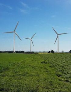Repowering startet: Drei Nordex N149 ersetzen fünf Altanlagen (Foto: Energiequelle GmbH)