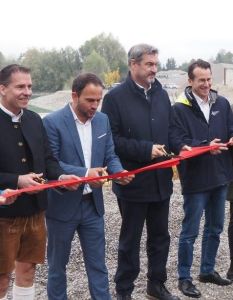 Weltweit erste vertikal schwimmende PV-Anlage SKipp Float feierlich (Foto: SINN Power GmbH)