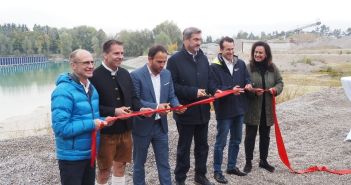 Weltweit erste vertikal schwimmende PV-Anlage SKipp Float feierlich (Foto: SINN Power GmbH)