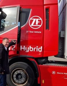 TraXon 2 Hybrid senkt CO2-Emissionen drastisch und spart (Foto: ZF Group)