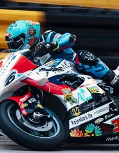 BMW M 1000 RR feiert historischen Dreifachsieg in Macau (Foto: BMW GROUP)