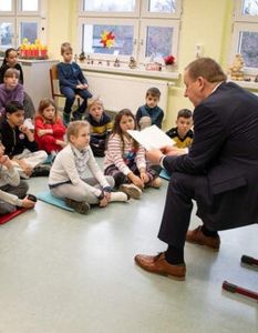 Landrat Jaschinski liest Schülern Rocky Winterfeld im Elsterschulzentrum (Foto: Pressestelle Kreisverwaltung/Tilo Wanka)