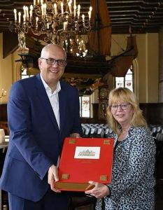 Michaela Lohaus präsentiert neues Goldenes Buch Bremens bei (Foto: Senatspressestelle)