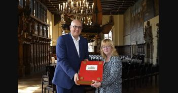 Michaela Lohaus präsentiert neues Goldenes Buch Bremens bei (Foto: Senatspressestelle)