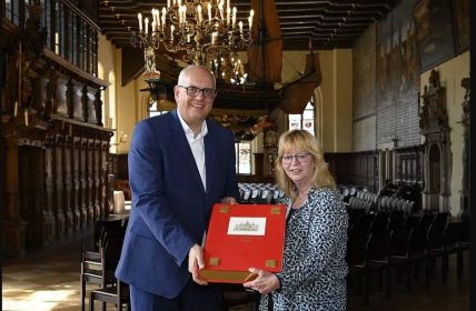 Michaela Lohaus präsentiert neues Goldenes Buch Bremens bei (Foto: Senatspressestelle)