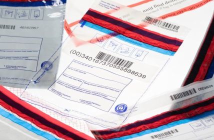 Einweg-Sicherheitstaschen optimieren Bargeldlogistik, reduzieren Risiken und Prozesskosten sicher (Foto: SIMONE STARON   BRUCHSAL)