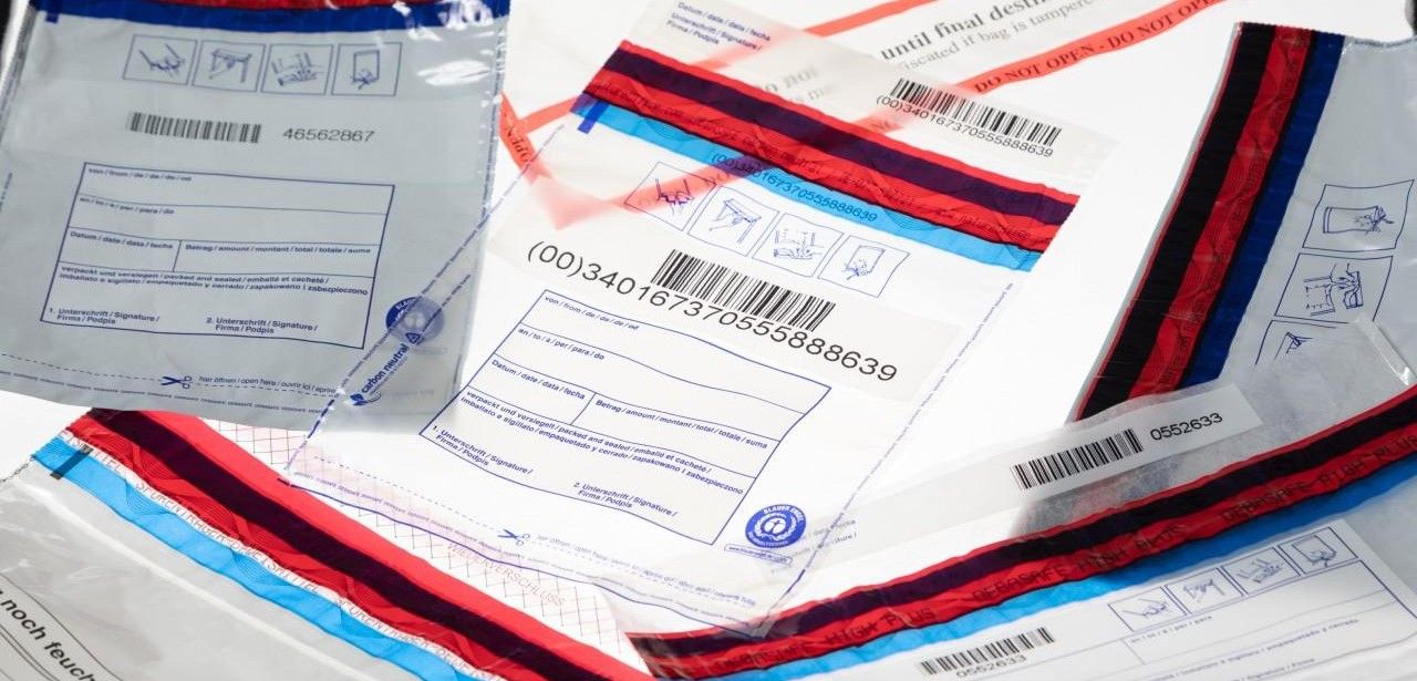 Einweg-Sicherheitstaschen optimieren Bargeldlogistik, reduzieren Risiken und Prozesskosten sicher (Foto: SIMONE STARON   BRUCHSAL)