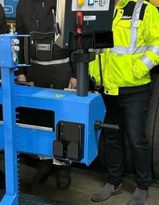 Scharf Logistik setzt Bear-Cut ein, profiliert Reifen effizient (Foto: Bear-Machines GmbH)