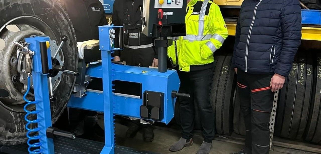 Scharf Logistik setzt Bear-Cut ein, profiliert Reifen effizient (Foto: Bear-Machines GmbH)