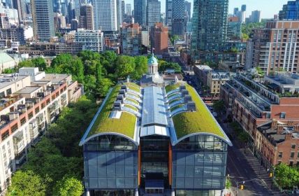 Historischer Markt trifft moderne Architektur mit Tonnendachbegrünung und (Foto: Zinco)