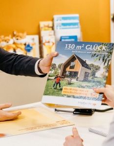 Immobilienerwerb als Single: Bonität, Eigenkapital, Absicherung und Förderprogramme (Foto: Bausparkasse Schwäbisch Hall)