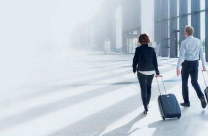 Moderne Reiserichtlinien stärken Arbeitgebermarke durch Flexibilität, Nachhaltigkeit und (Foto: AdobeStock - alotofpeople - 280933845)