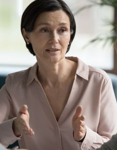 Neues Gruppenangebot Raum zum Reden stärkt Schlaganfallbetroffene und (Foto: AdobeStock - fizkes - 568710235)