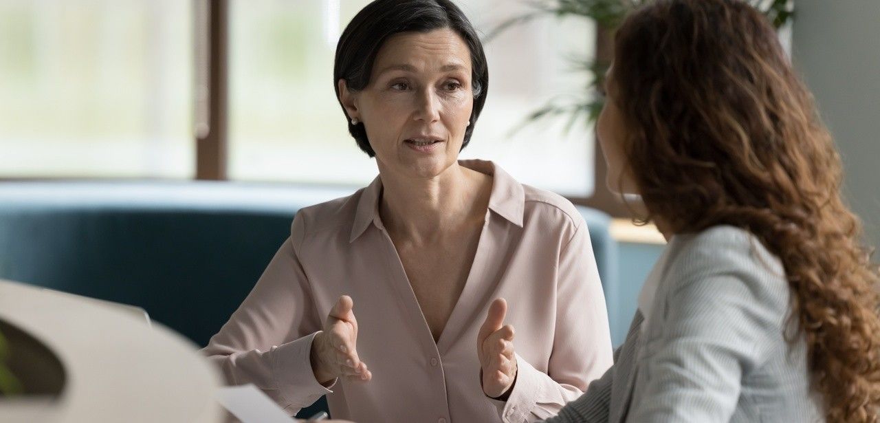 Neues Gruppenangebot Raum zum Reden stärkt Schlaganfallbetroffene und (Foto: AdobeStock - fizkes - 568710235)