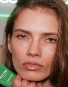 WELEDA Skin Food kreiert backstage bei Stella McCartney Glow (Foto: Weleda AG)