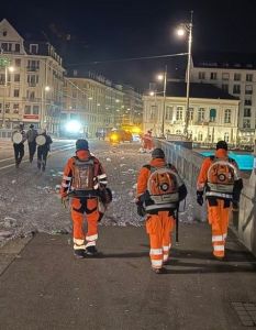 280 Mitarbeitende entfernen in fünf Stunden 272 Tonnen (Foto: Bau- und Verkehrsdepartement Basel)