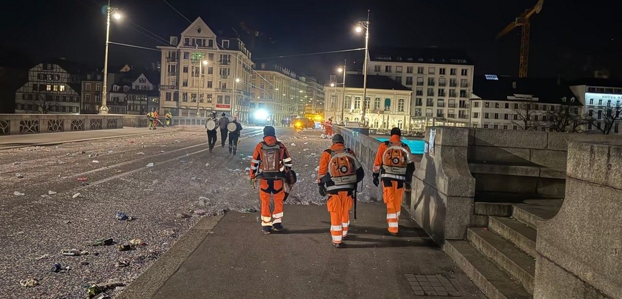 280 Mitarbeitende entfernen in fünf Stunden 272 Tonnen (Foto: Bau- und Verkehrsdepartement Basel)