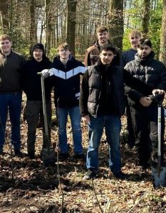 Auszubildende pflanzen 200 Bäume für widerstandsfähige Mischwälder in (Foto: Albaad Europa)