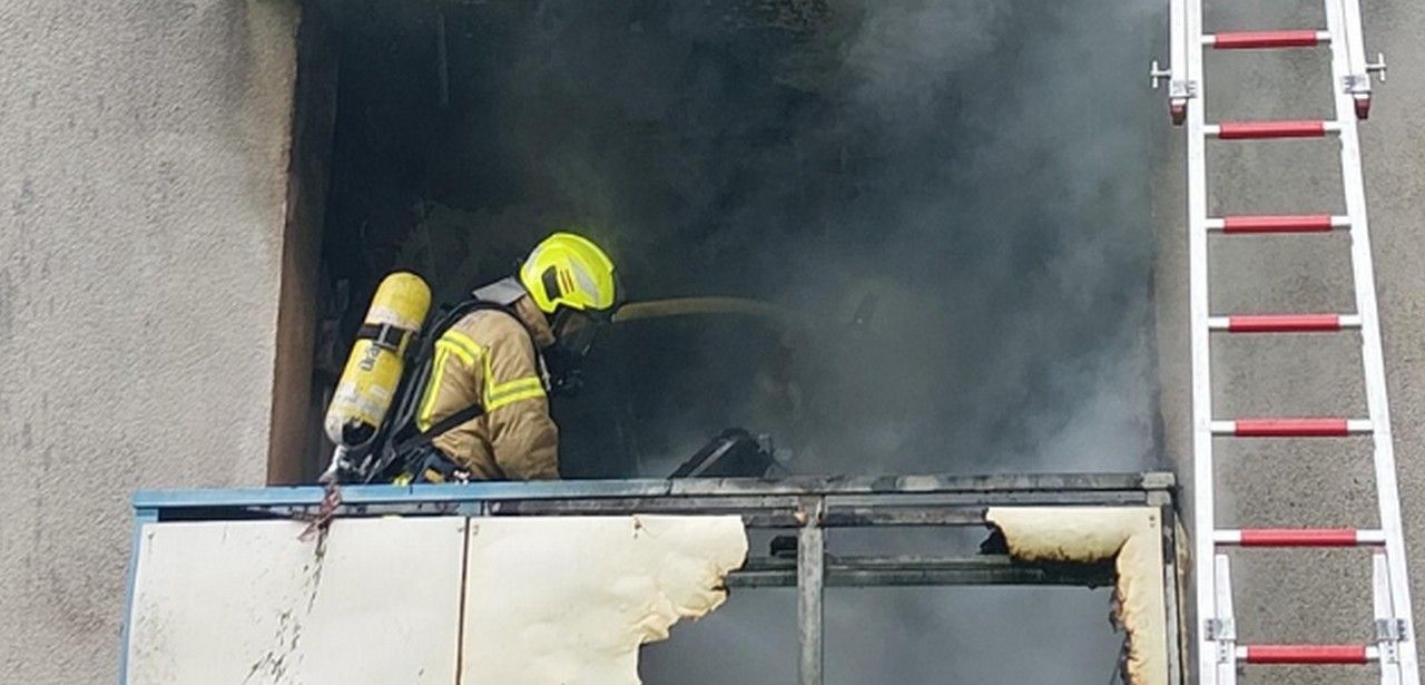 Balkonbrand im Sahlkamp gelöscht - Katze aus Wohnung (Foto: Fw. Hannover)