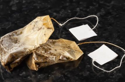 Gebrauchte Teebeutel als nachhaltiger Dünger für Ihren Gartenboden (Foto: AdobeStock - Alex Puhovoy - 609705871)