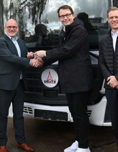 IAV und DEUTZ übergeben zwei 18-Tonnen-HyCET-Lkw für täglichen (Foto: IAV GmbH Ingenieurgesellschaft Auto und Verkehr)