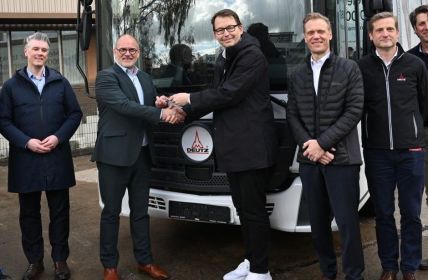 IAV und DEUTZ übergeben zwei 18-Tonnen-HyCET-Lkw für täglichen (Foto: IAV GmbH Ingenieurgesellschaft Auto und Verkehr)