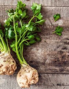 Knollensellerie: Regionales Herbstgemüse mit vielseitigem Aroma und wertvollen (Foto: AdobeStock - sebra - 196527001)