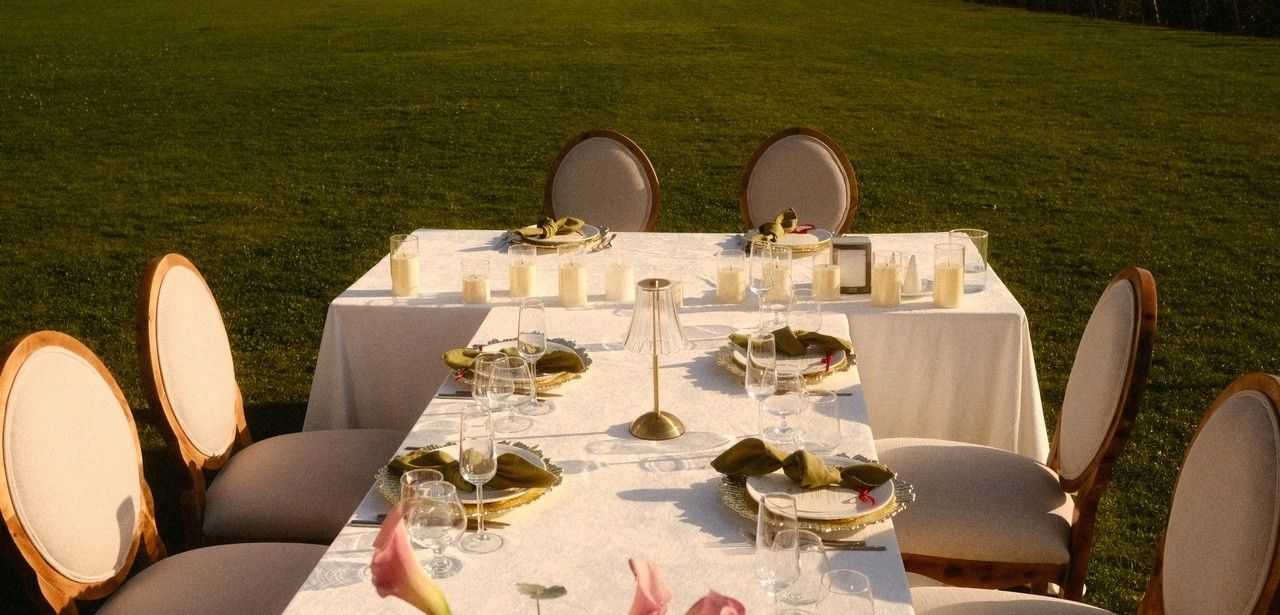 Mikrohochzeiten: Intime Hochzeitsfeiern mit maximal zwanzig Gästen und (Foto: AdobeStock - Kantemir Production - 1773597255)