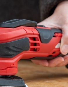 Multifunktionswerkzeug vereint Bohren, Schrauben, Schleifen in einem kompakten (Foto: Conny Kurz)