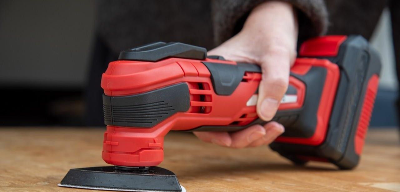 Multifunktionswerkzeug vereint Bohren, Schrauben, Schleifen in einem kompakten (Foto: Conny Kurz)