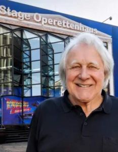 Peter Urban Radiostimme verstecktes Easter Egg in Musical (Foto: Morris Mac Matzen. Stage Entertainment)
