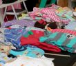 Preiswerte Kinderkleider und Spielzeug entdecken auf regionalen Flohmarktterminen (Foto: AdobeStock - Chrystine - 189426048)