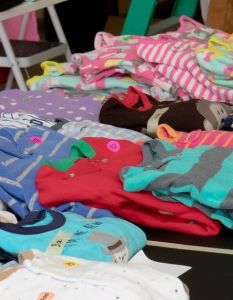 Preiswerte Kinderkleider und Spielzeug entdecken auf regionalen Flohmarktterminen (Foto: AdobeStock - Chrystine - 189426048)