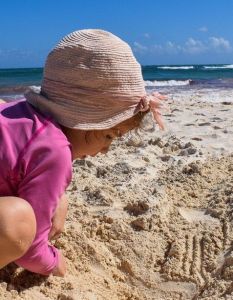 Gebrauchte UV-Schutzkleidung schützt Kinder kostengünstig zuverlässig optimal vorm (Foto: AdobeStock - Alexandra - 200567528)
