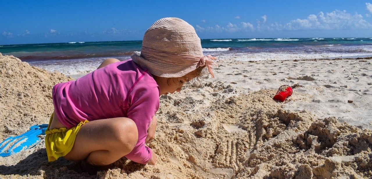 Gebrauchte UV-Schutzkleidung schützt Kinder kostengünstig zuverlässig optimal vorm (Foto: AdobeStock - Alexandra - 200567528)
