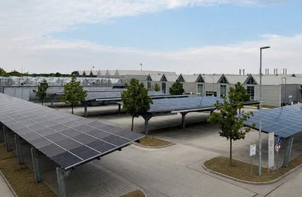 Novelle Energiewirtschaftsgesetz 2026 fördert lokale Solarcarports auf Parkplätzen (Foto: PILLAR GmbH)